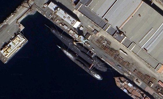 北朝鮮の金正恩（キム・ジョンウン）国務委員長が訪問するのではないかと注目を集めているウラジオストク近隣のズベズダ造船所で大型潜水艦が建造中の様子。［写真　グーグルアース　キャプチャー］