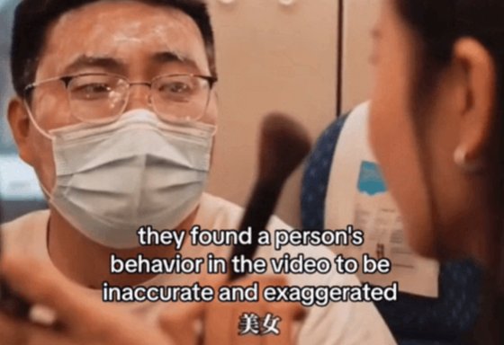 中国鉄道（Ｃｈｉｎａ　Ｒａｉｌｗａｙ）が７月、客室内での化粧がマナーに背くという趣旨の映像を掲載し、論議を呼んでいる。　［Ｔｉｋ　Ｔｏｋ　キャプチャー］