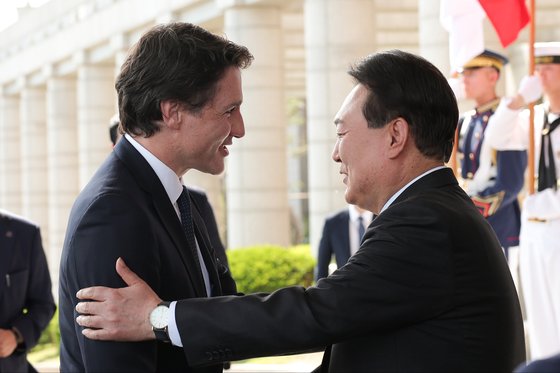 尹錫悦大統領とカナダのジャスティン・トルドー首相が５月１７日、龍山（ヨンサン）大統領室庁舎で開かれた韓・カナダ首脳会談に先立ち、喜んで挨拶している。［写真　大統領室］