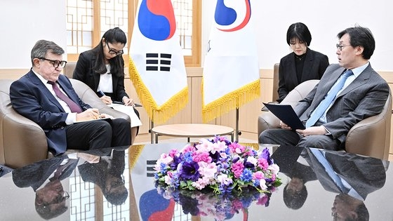 韓国外交部の張虎鎮第１次官（右）が１９日午後、アンドレイ・ボリソヴィッチ・クーリック駐韓ロシア大使を招待した。［写真　外交部］