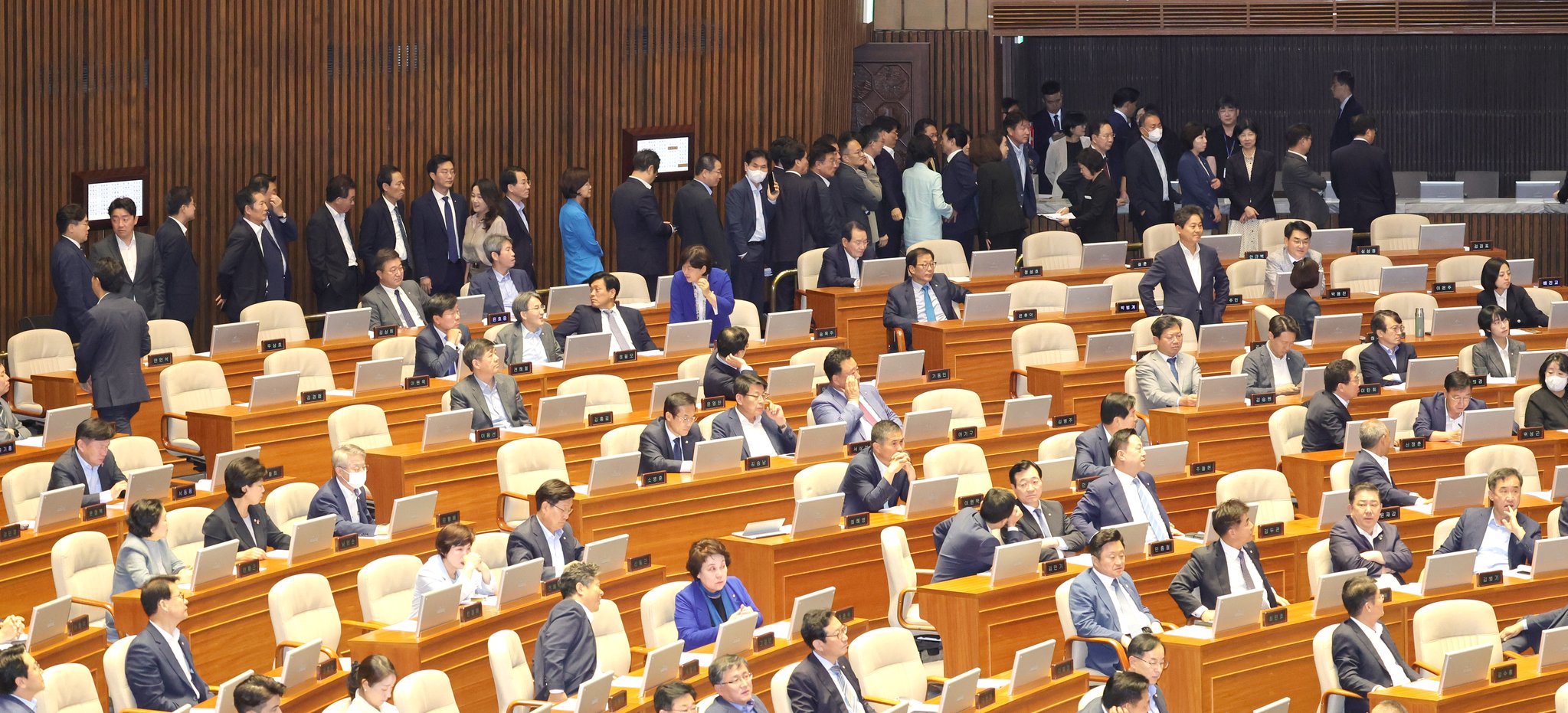 ２１日、国会で開かれた本会議で議員たちが李在明（イ・ジェミョン）代表逮捕同意案に投票している。カン・ジョンヒョン記者