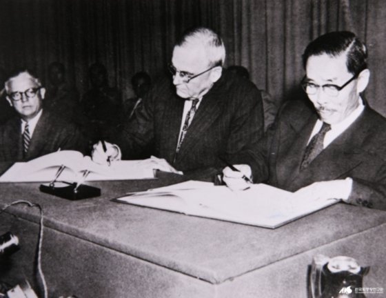 １９５３年１０月１日、米ワシントンで韓米相互防衛条約に署名した当時の卞栄泰（ビョン・ヨンテ）外交長官とジョン・フォスター・ダレス米国務長官　韓国学中央研究院
