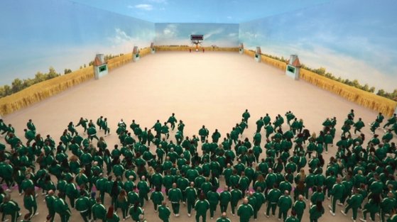 ネットフリックス『イカゲーム：ザ・チャレンジ』予告編のワンシーン。原作ドラマと同じように作られたセットで出演陣が「だるまさんが転んだ」をしている。［写真　ネットフリックス］