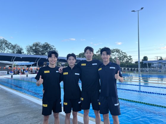 オーストラリア・ゴールドコーストで強化訓練した（左から）イ・ホジュン、キム・ウミン、ヤン・ジェフン、ファン・ソヌ。［写真　大韓水泳連盟］