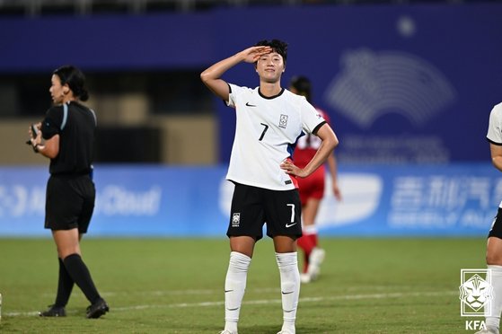 女子サッカー韓国代表が杭州アジア競技大会グループリーグＥ組第２戦でフィリピンに５－１で勝利した。得点後にパフォーマンスをするストライカーのソン・ファヨン。　［写真　大韓サッカー協会］