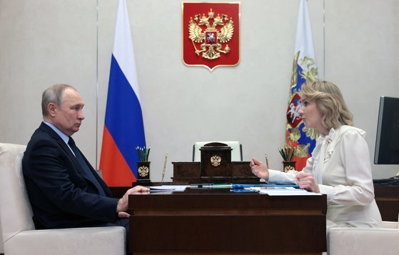 プーチン大統領とロシア児童人権担当大統領全権代表。［写真　ロイター＝聯合ニュース］