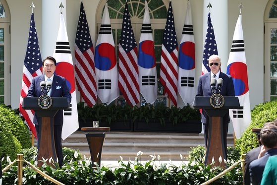 米国を国賓訪問した尹錫悦（ユン・ソクヨル）大統領が４月２６日（現地時間）、ホワイトハウスで首脳会談を終えた後、共同記者会見を行った場面。　カン・ジョンヒョン記者