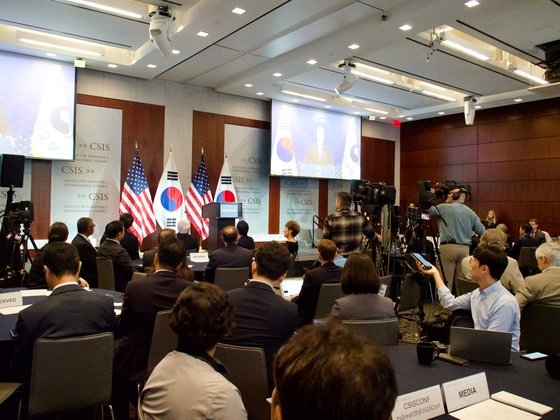 ２５日（現地時間）、米ワシントンＤＣで韓国国際交流財団（ＫＦ）と米シンクタンク戦略国際問題研究所（ＣＳＩＳ）が主催した「韓米戦略フォーラム２０２３」参加者たちが韓国の朴振外交部長官の映像祝辞を傾聴している。［写真　ワシントン共同取材団］