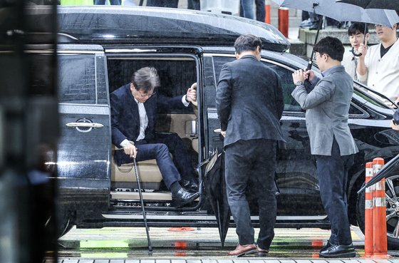 杖に寄りかかって車から降りようとしている「共に民主党」の李在明代表。キム・ソンリョン記者