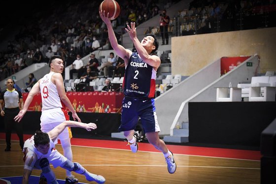 男子バスケット韓国代表が杭州アジア競技大会の初戦でインドネシアに４０点差で大勝した。許訓（ホ・フン）が２０得点した。写真は昨年の中国戦。　［写真　大韓民国バスケット協会］