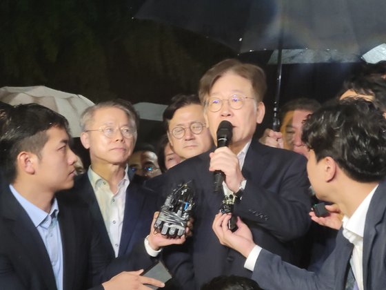 「共に民主党」の李在明代表が２７日午前３時５５分ごろ、京畿道義王のソウル拘置所前で拘束令状棄却に対する所感を明らかにしている。ソン・ソンベ記者