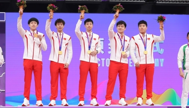 杭州アジア競技大会卓球男子団体戦８連覇を果たした中国選手。［写真　大韓卓球協会］