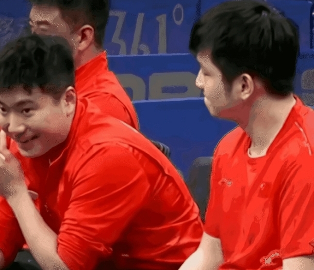 日本男子卓球団体戦を観戦しながら笑う中国卓球選手。［写真　ＳＮＳキャプチャー］