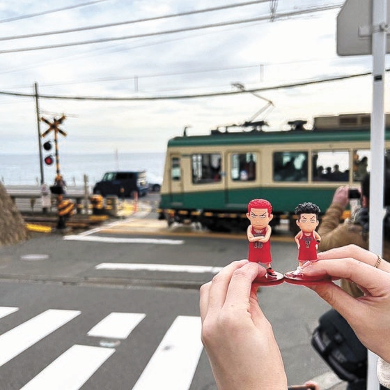 神奈川県鎌倉市「鎌倉高校前」の踏切。スラムダンクの聖地巡礼で人気を呼んでいる場所だ。［写真　インスタグラム　＠９２ｎａｋｏ＿ｋａ］