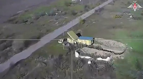 昨年１２月１６日（現地時間）、ロシア軍が国営メディアを通じて公開したドローン攻撃の場面。［写真　Ｘ（旧ツイッター）　キャプチャー］