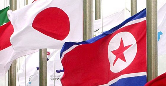 アジア競技大会で並んで掲揚された北朝鮮国旗と日章旗　中央フォト