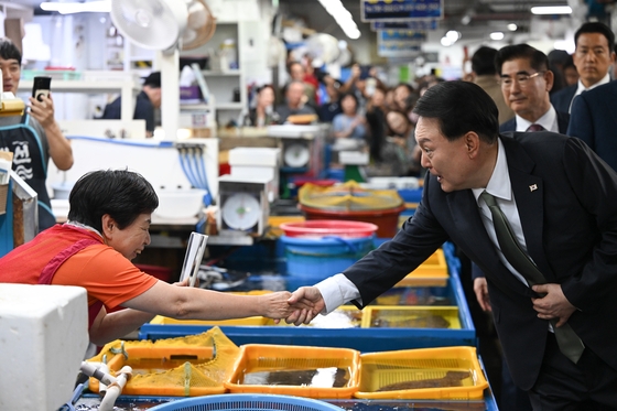 ９月１４日、釜山の活魚直販場を訪れて激励する尹錫悦（ユン・ソクヨル）大統領　［写真　大統領室］
