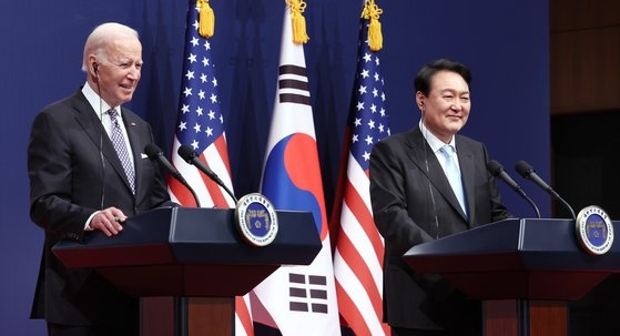 米国のバイデン大統領（左）と韓国の尹錫悦（ユン・ソクヨル）大統領（左）。