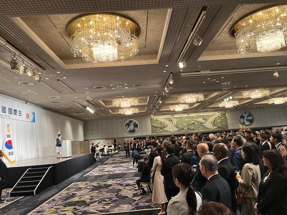 日本の上川陽子外相が３日に東京都内のホテルで在日韓国大使館主催により開かれた国慶日と国軍の日の記念レセプションに参加し祝辞を述べている。キム・ヒョンイェ特派員