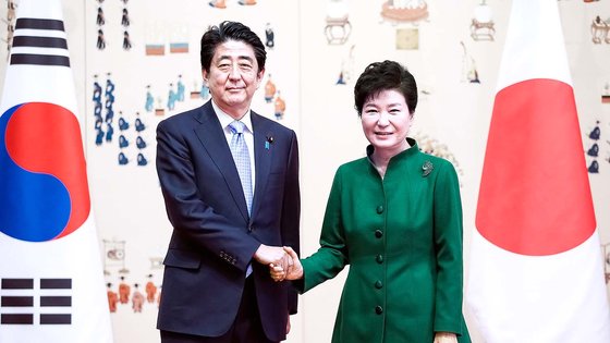 安倍元首相と記念撮影をしている朴槿恵元大統領。［中央フォト］
