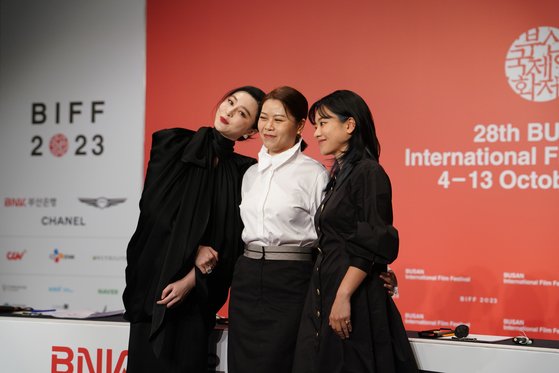 ５日、第２８回釜山国際映画祭で映画『緑の夜』の記者会見に出席した女優ファン・ビンビンとハン・シュアイ監督、女優イ・ジュヨン（左から）。ソン・ボングン記者