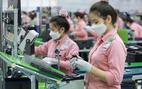 ベトナム・インドなどが「ポストチャイナ」時代で中国に代わる製造団地として浮上している。ベトナムのサムスン電子工場。［写真　サムスン電子］