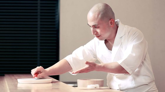 すし料理で日本でミシュラン一つ星を獲得した初の韓国人ムン・ギョンファン氏が韓国を訪れた。ホテル「グランド・インターコンチネンタル・ソウル・パルナス」の和食料理店「箱根」で１４日までおまかせ料理で客を迎える。キム・ヒョンドン記者