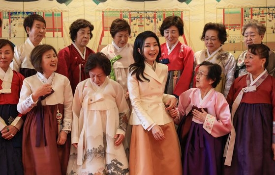 韓国大統領夫人の金建希氏が１１日、ソウル龍山大統領室庁舎で在日本大韓民国婦人会招請の茶話会を終えた後、出席者たちと記念撮影に応じている。［写真　大統領室］