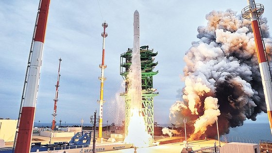 今年５月２５日、国内の技術で開発された韓国型ロケット「ヌリ号」（ＫＳＬＶ－II）が全羅南道高興郡の羅老宇宙センターで打ち上げられた。　［写真　韓国航空宇宙研究院］