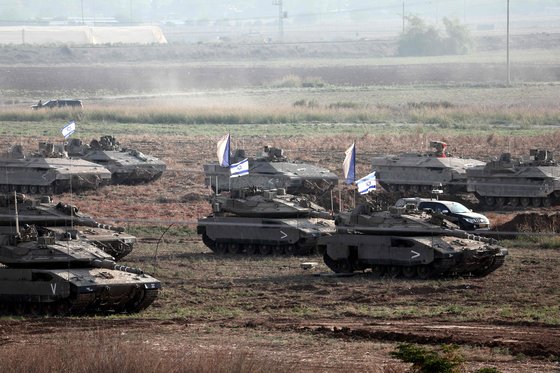 ガザ地区に対する地上戦に向けて集結中のイスラエル軍タンク。［写真　ＡＦＰ＝聯合ニュース］
