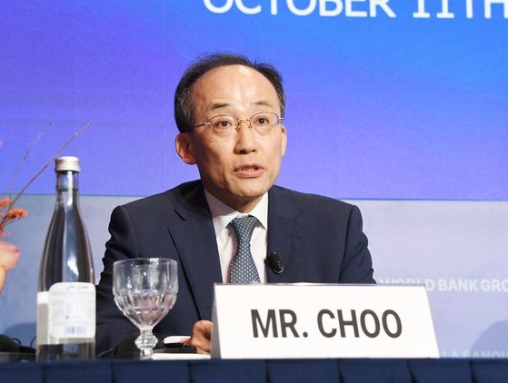 ＩＭＦ・世界銀行年次総会参加のためモロッコのマラケシュを訪問している秋慶鎬副首相兼企画財政部長官（左）が１１日に本会議場で開かれた行事に参加し司会者の供給網強化に対する質問に答えている。［写真　韓国企画財政部］