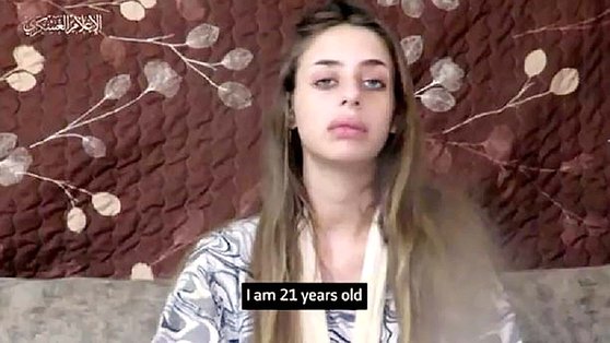 パレスチナのイスラム組織ハマスが７日にイスラエル空襲を開始して拉致した女性捕虜。ハマスは１６日に女性捕虜の動画を公開した。動画の中で自身をイスラエル中部出身で２１歳のミア・シェムと名乗るこの女性は、「可能な限り、１日でも早く私を家に送り返すよう望む」と訴えた。［Ｘ（旧ツイッター）　キャプチャー］