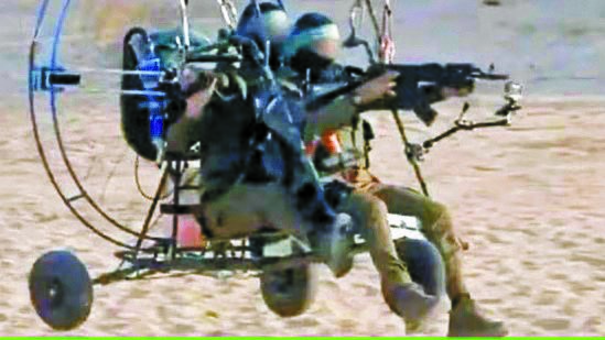 銃を持って電動パラグライダーでイスラエルに浸透するハマス隊員　［ツイッター　ＭａｒｉｏＮａｗｆａｌ］