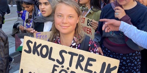 スウェーデン国籍の環境活動家グレタ・トゥンベリさんが２０２２年６月９日、気候のための「学校ストライキ」を展開する様子。［写真　グレタ・トゥンベリさんのフェイスブック］