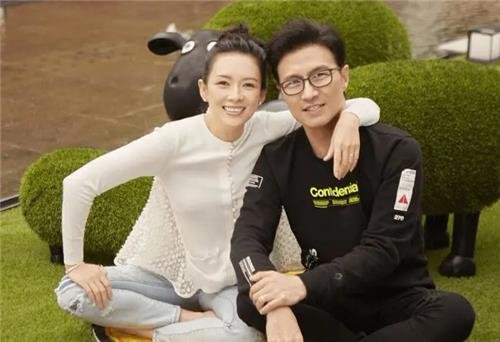 中国トップスター夫婦だったチャン・ツィイー（章子怡、左）とワン・フォン（汪峰）。［写真　微博　キャプチャー］