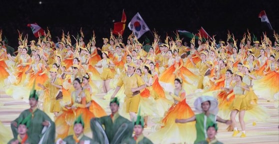 ２８日に開かれた２０２２杭州アジアパラ大会の閉会式。［写真　大韓障害者体育会］