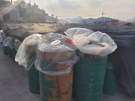 慶尚南道巨済市の塩辛専門業者海金剛食品にはマイワシを塩蔵したドラム缶約１万個が積まれている。アン・デフン記者