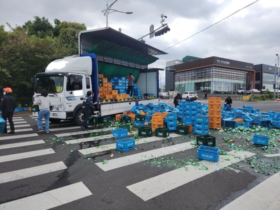 ７日午後、済州市内の道路に数百個の焼酎・ビールケースがあふれた姿。［写真　済州消防署］