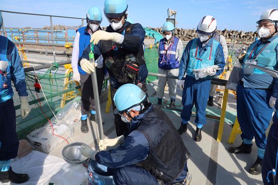 福島第１原子力発電所の汚染水放流作業。［写真　東京電力］