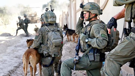 イスラエル軍、ガザ市で地上作戦を行う姿を公開［写真　新華社＝聯合ニュース］