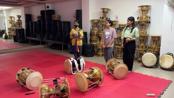 インドの青少年がニューデリーにある在インド韓国文化院に集まりサムルノリを練習している。パク・ヒョンス記者