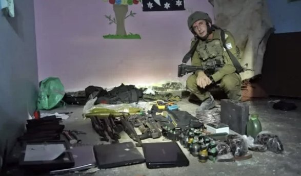 イスラエル国防軍（ＩＤＦ）国際報道官のハガリ少将が公開したガザシティのランティシ病院地下で見つかった武器。 ［写真　ＩＤＦ］
