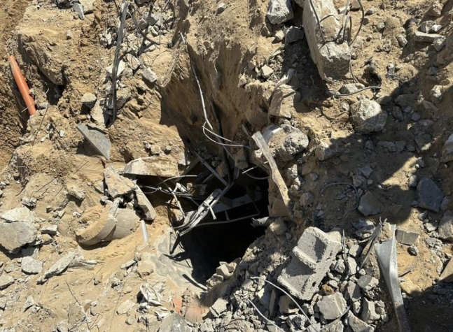 イスラエル軍がガザシティのアルシファ病院の境内で見つけた地下トンネルの入口。トンネル入口付近に鉄筋などが複雑に絡み合っており、コンクリート構造物が見える。［写真　イスラエル軍］