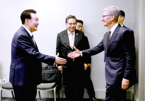 尹錫悦大統領が１５日、ＡＰＥＣサミットに出席するために訪問した米サンフランシスコでアップルのティム・クック最高経営責任者（右）と会談した。キム・ヒョンドン記者