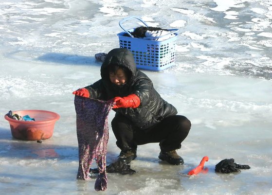 北朝鮮の女性が２０１９年の冬、鴨緑江（アムノッカン）で氷点下３０度を下回る天気の中で洗濯している。　カン・ドンワン東亜大教授