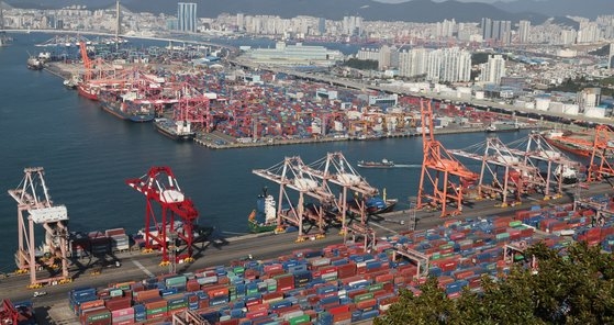 釜山港戡蛮埠頭のコンテナヤードにコンテナが積まれている。韓国銀行によると９月の経常収支は５カ月連続黒字を記録した。ソン・ボングン記者