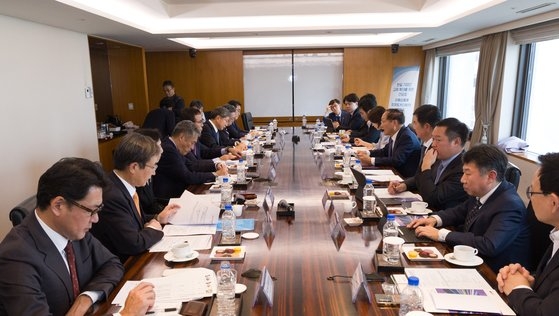 ２３日、韓国貿易協会の主催でソウルロッテホテルで開かれた「韓日企業交流拡大案懇談会」で両国企業家たちが技術協力、サプライチェーン危機への対応などのテーマについて意見を交わしている。［写真　貿易協会］