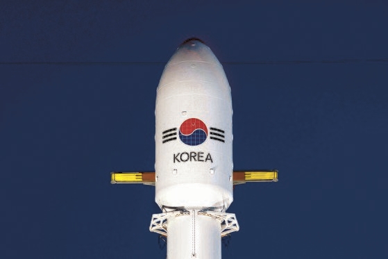 ２０２０年７月２０日に韓国初の独自通信衛星であるアナシス２号が米ケープカナベラル空軍基地ケネディ宇宙センターで打ち上げに先立ち待機している。この日の打ち上げは成功した。［写真　韓国防衛事業庁］