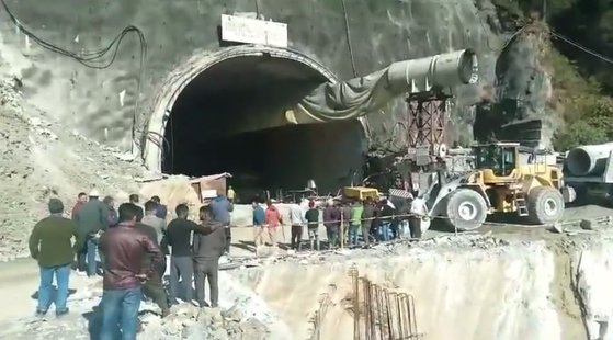 １３日、インド・ウッタラーカンド州のトンネル崩壊事故現場。救助作業が行われている。［写真　Ｘ（旧ツイッター）　キャプチャー］