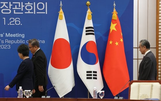 韓国のの朴振外交部長官と日本の上川陽子外相、中国の王毅外交部長が２６日、釜山ヌリマルＡＰＥＣハウスで第１０回韓日中外相会議を行うために会議場に入場している。ソン・ポングン記者